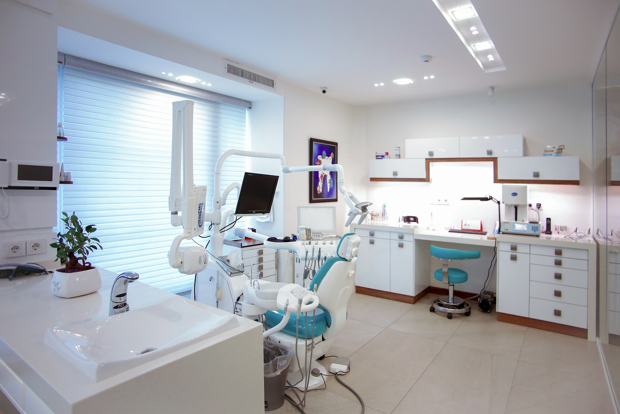 Consultório odontológico moderno e limpo