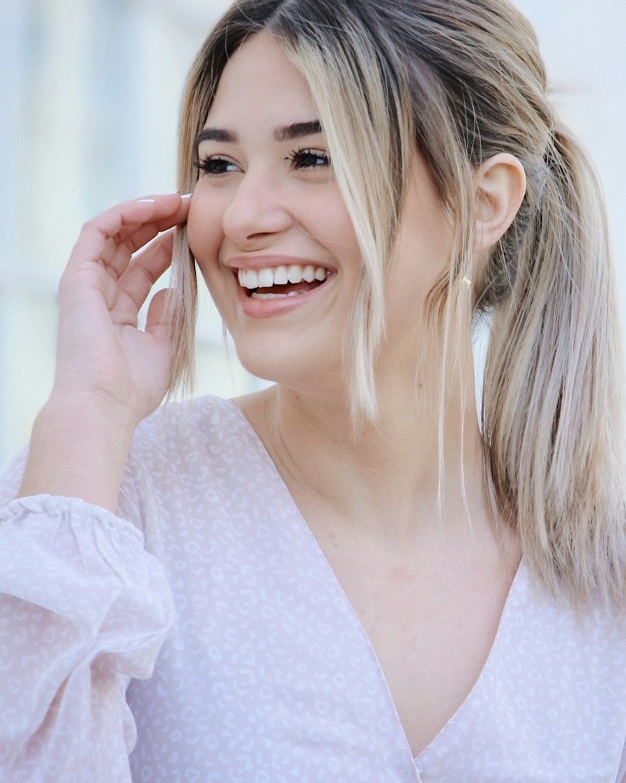 Paciente sorrindo, atendida na ItaOdonto